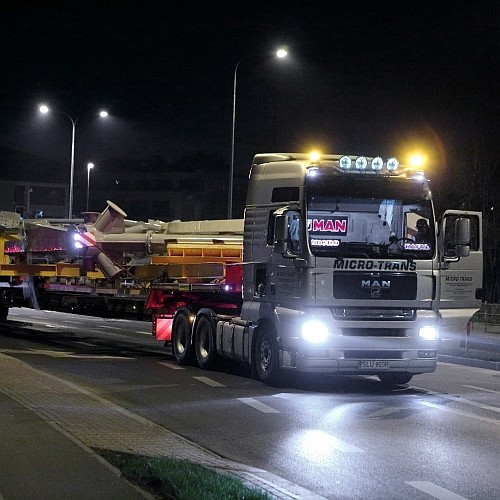 Transport dźwigarów na stadion miejski