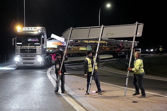 Transport dźwigarów na stadion miejski