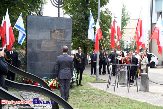 Obchody 71 rocznicy Powstania w Getcie Białostockim pod Pomnikiem Wielkiej Synagogi przy ul. Suraskiej