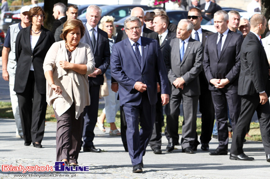 Bronisław Komorowski w Białymstoku - Złożenie wieńca przed pomnikiem ks. J. Popiełuszki