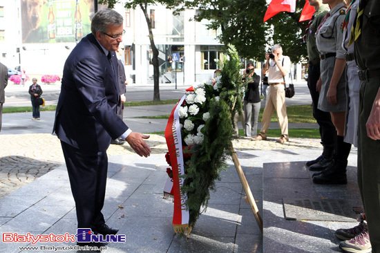 Bronisław Komorowski w Białymstoku - Złożenie wieńca przed pomnikiem ks. J. Popiełuszki