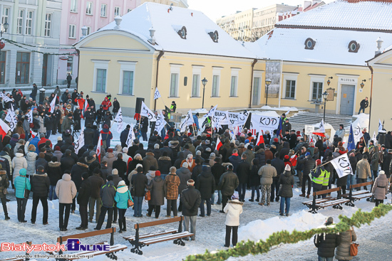 Manifestacja KOD pod Ratuszem