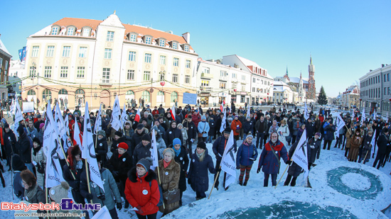 Manifestacja KOD pod Ratuszem