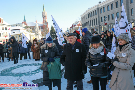 Manifestacja KOD pod Ratuszem