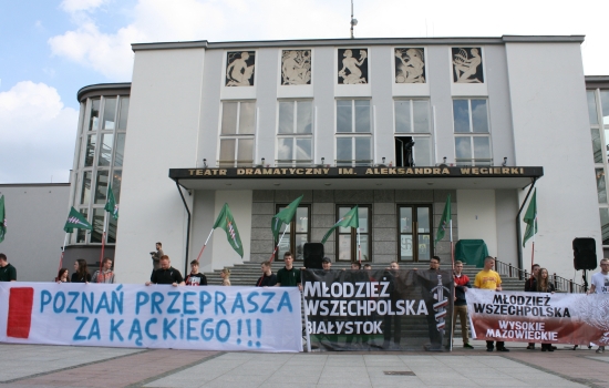 Pikieta Młodzieży Wszechpolskiej przed Teatrem Dramatycznym