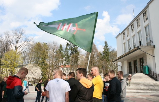 Pikieta Młodzieży Wszechpolskiej przed Teatrem Dramatycznym