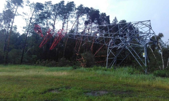 Połamany słup linii wysokiego napięcia EC2 Michałowo