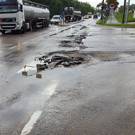 Zniczony asfalt na al. Tysiąclecia Państwa Polskiego