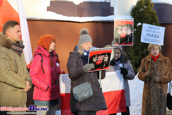 Protest KOD-u przed Sądem Apelacyjnym