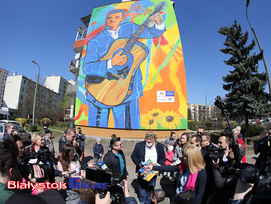 Mural z Zenkiem Martyniukiem na Dziesięcinach