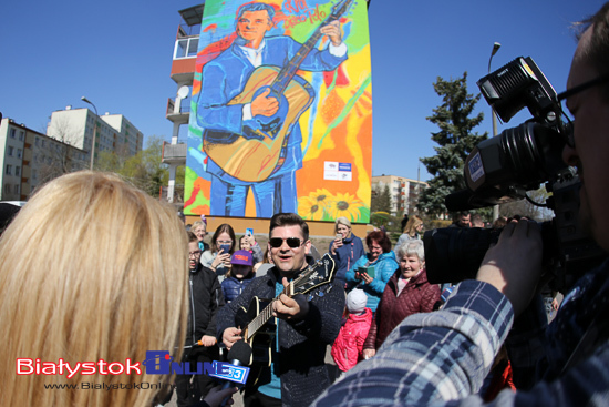 Mural z Zenkiem Martyniukiem na Dziesięcinach