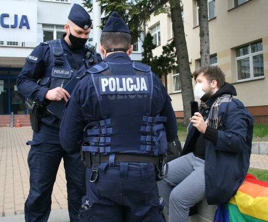 Protest przed Komendą Policji w Białymstoku