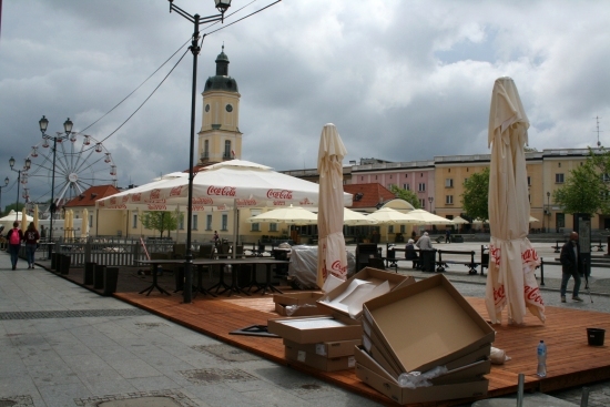 Rozkładanie ogródków na Rynku Kościuszki