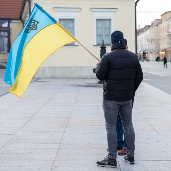 Manifestacja na Rynku Kościuszki po ataku na Ukrainę