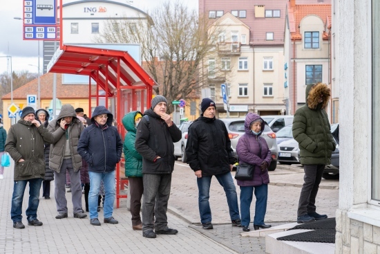 Kolejki przy bankach i stacjach paliw