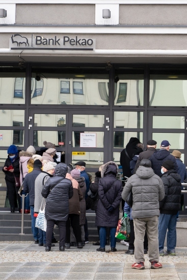 Kolejki przy bankach i stacjach paliw