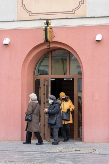 Kolejki przy bankach i stacjach paliw