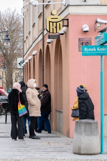 Kolejki przy bankach i stacjach paliw