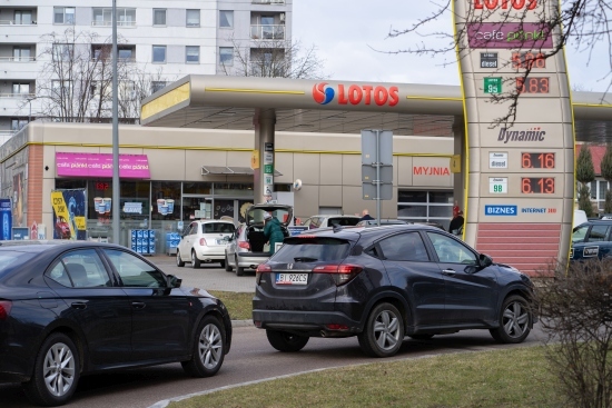 Kolejki przy bankach i stacjach paliw