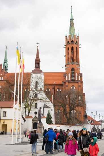 Rozdawanie potrzebującym paczek wielkanocnych