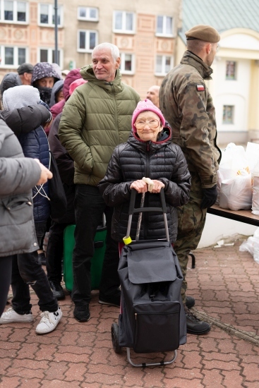 Rozdawanie potrzebującym paczek wielkanocnych