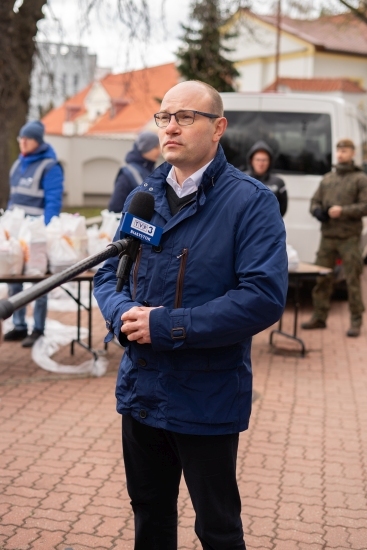 Rozdawanie potrzebującym paczek wielkanocnych