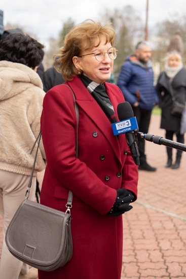 Rozdawanie potrzebującym paczek wielkanocnych