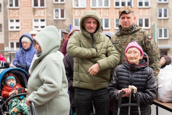 Rozdawanie potrzebującym paczek wielkanocnych