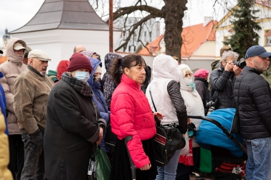 Rozdawanie potrzebującym paczek wielkanocnych