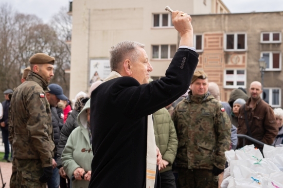 Rozdawanie potrzebującym paczek wielkanocnych