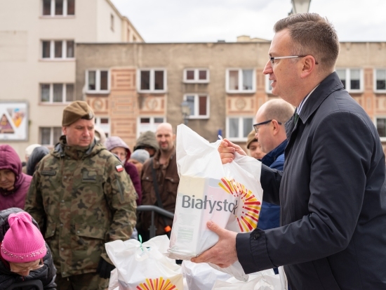 Rozdawanie potrzebującym paczek wielkanocnych