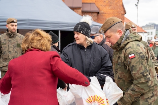 Rozdawanie potrzebującym paczek wielkanocnych