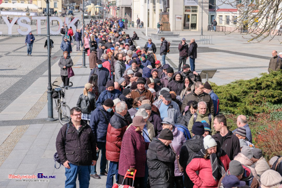 Rozdawanie paczek wielkanocnych przy katedrze