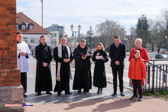 Rozdawanie paczek wielkanocnych przy katedrze