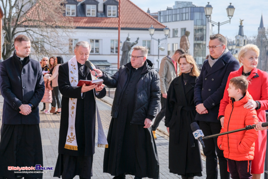 Rozdawanie paczek wielkanocnych przy katedrze