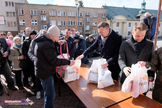 Rozdawanie paczek wielkanocnych przy katedrze