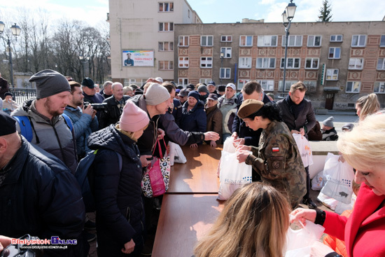 Rozdawanie paczek wielkanocnych przy katedrze