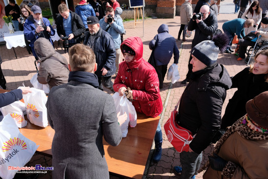 Rozdawanie paczek wielkanocnych przy katedrze