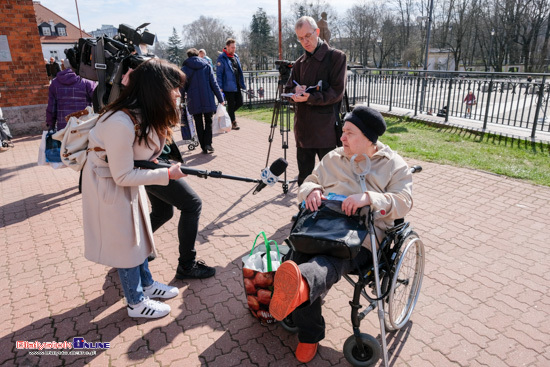 Rozdawanie paczek wielkanocnych przy katedrze