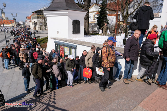 Rozdawanie paczek wielkanocnych przy katedrze