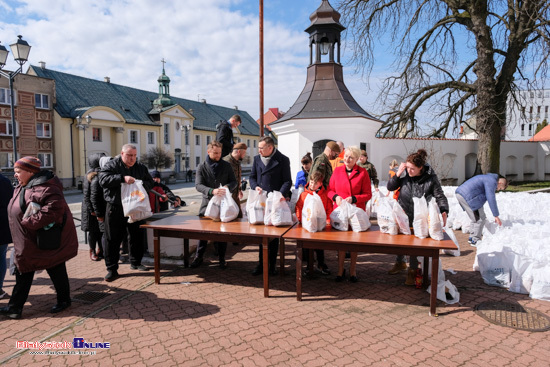 Rozdawanie paczek wielkanocnych przy katedrze