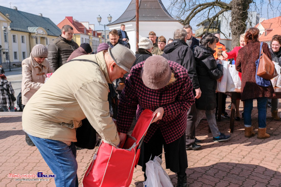 Rozdawanie paczek wielkanocnych przy katedrze