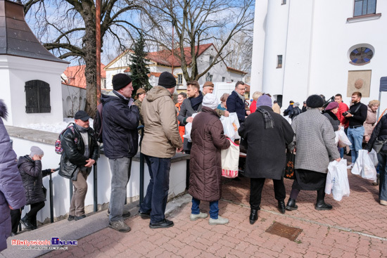 Rozdawanie paczek wielkanocnych przy katedrze