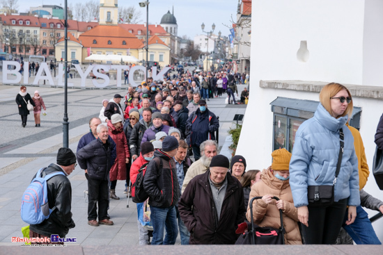 Rozdawanie paczek wielkanocnych przy katedrze