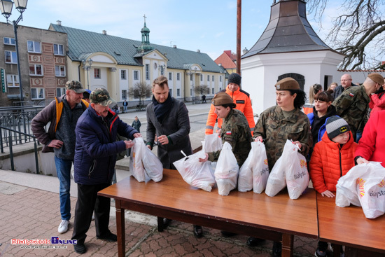 Rozdawanie paczek wielkanocnych przy katedrze