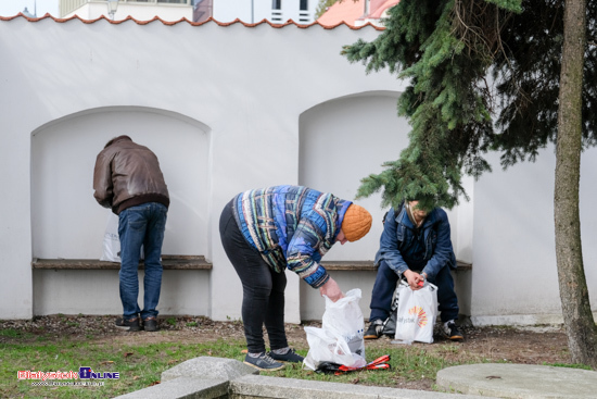 Rozdawanie paczek wielkanocnych przy katedrze