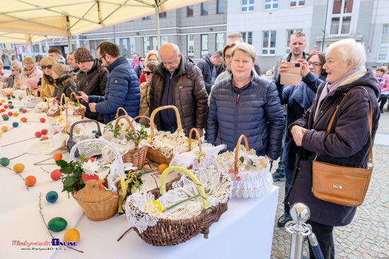 Święcenie pokarmów przy ratuszu