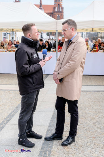 Święcenie pokarmów przy ratuszu