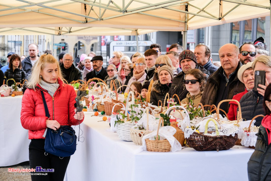 Święcenie pokarmów przy ratuszu