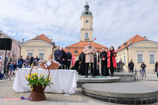 Święcenie pokarmów przy ratuszu